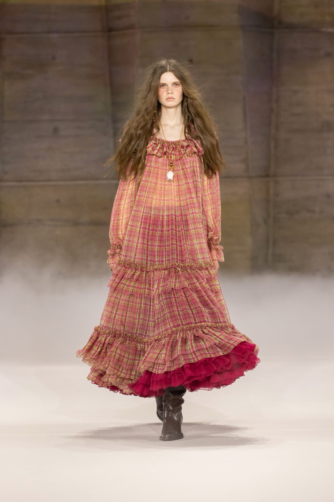 Chloé FW26 runway reference
